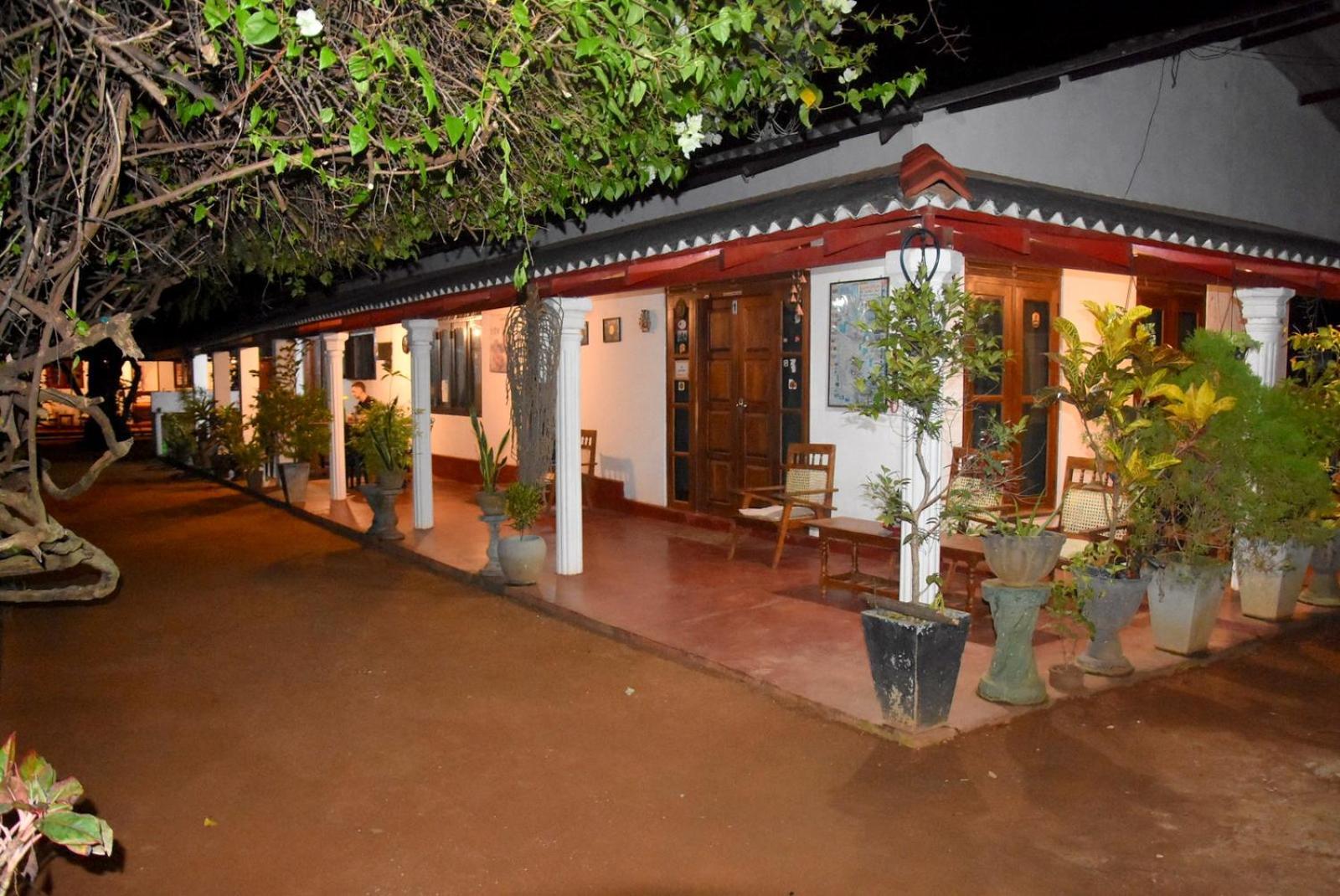 Lake House Homestay Anuradhapura Exterior photo